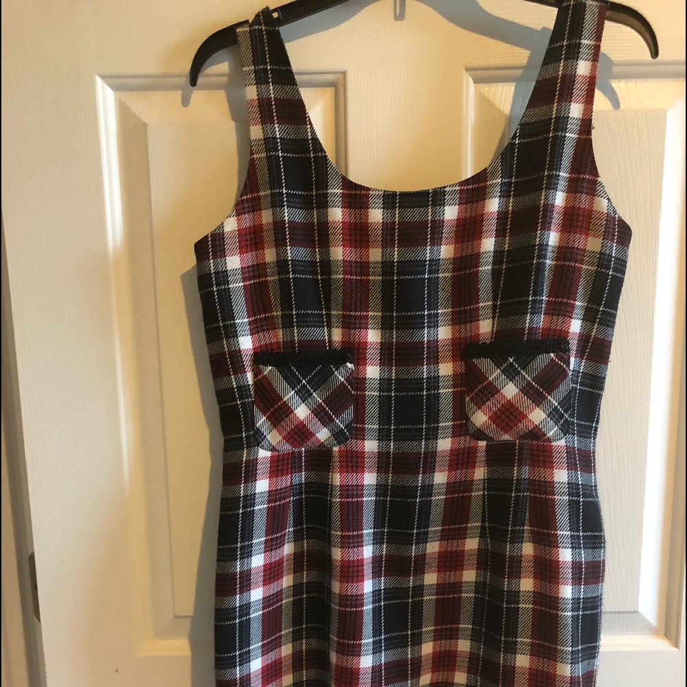 Beautiful dress. This is a reposh post.
